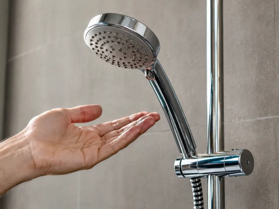 Comprobación del suministro de agua caliente en un cuarto de baño.